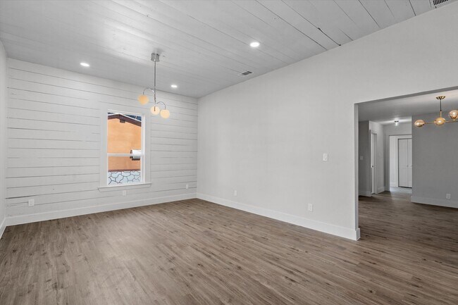 Foto del edificio - Outstanding Remodeled 3 Bedroom, 2 Bath Ho...