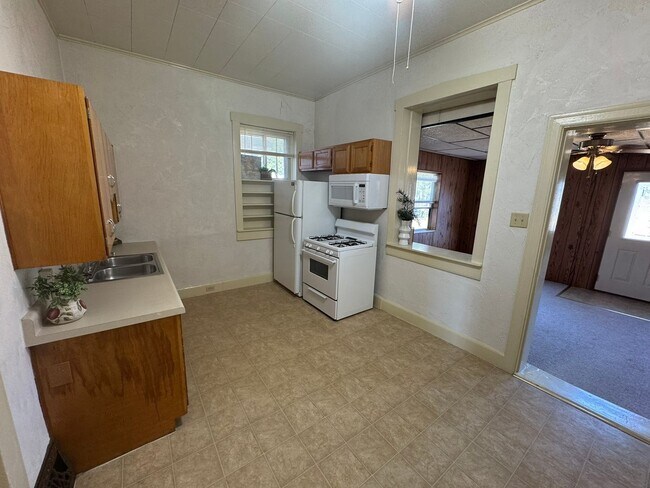 Building Photo - Coming soon:  2 Bed 1 Bath Home