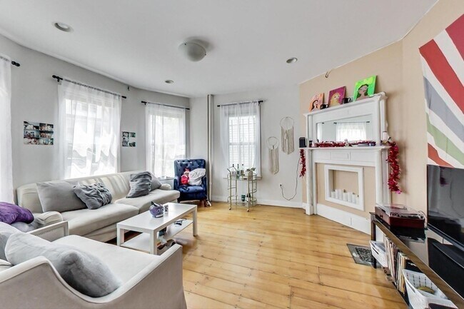 Building Photo - Luxury 5 Bed in Mission Hill