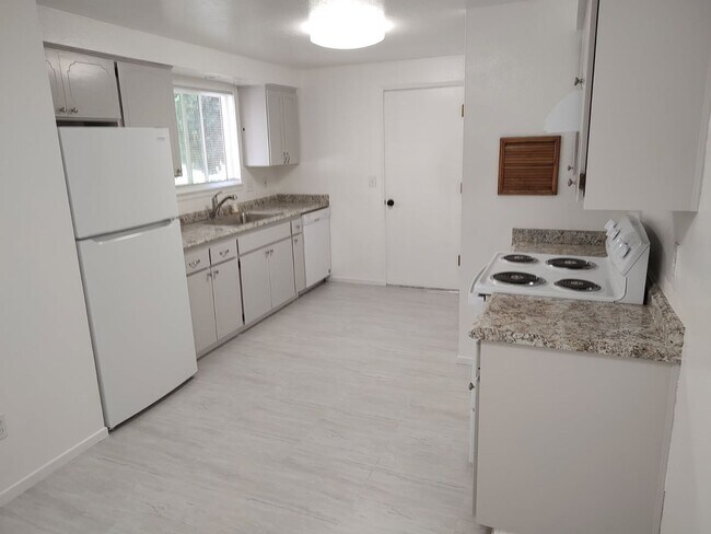 Foto del edificio - Available Sept. 1st.~ 3 bedroom and 1 bath...