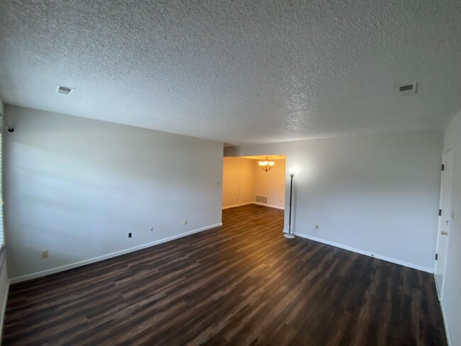 Building Photo - 2925 SW Maupin Ln