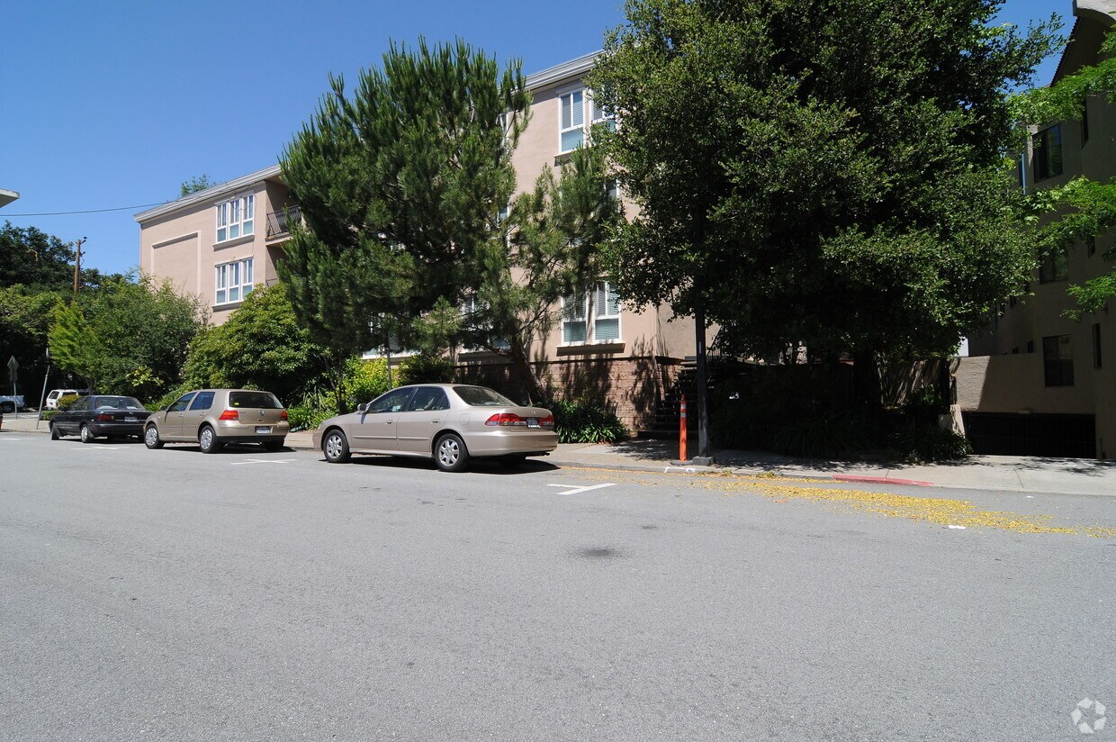 Building Photo - 715 Laurel Ave