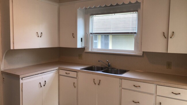 Building Photo - PRELEASE:  Huge 5 bdrm/2 bath near WWU