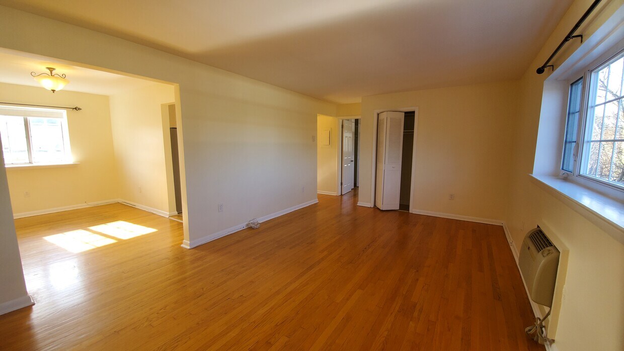 Spacious living room - 1300 Broad St