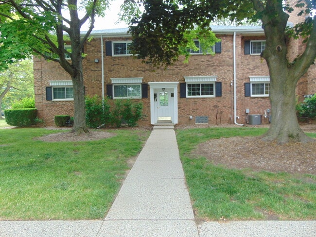Building Photo - 683 E Fox Hills Dr
