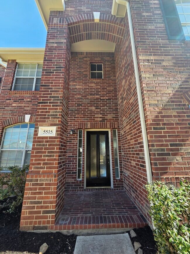 Foto del edificio - 5515 Gatesprings Ln
