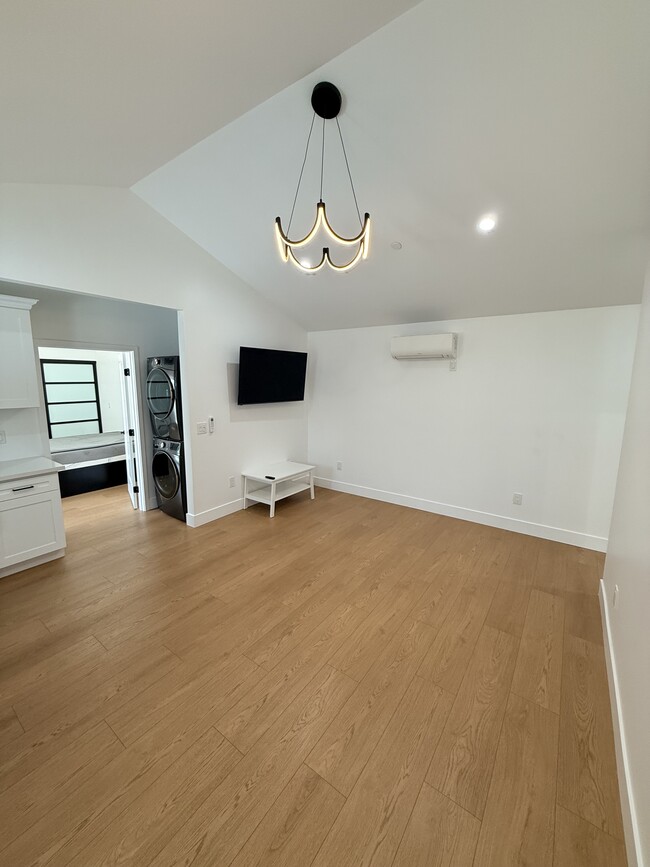 Photo - 111 E 60th St House