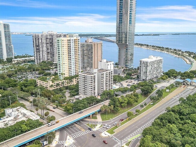 Foto del edificio - 150 SE 25th Rd