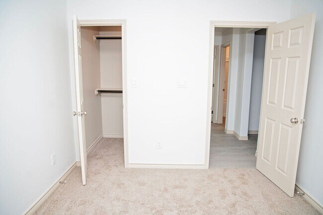 Foto del edificio - Now Leasing! New Silver Leaf Home with 3 B...