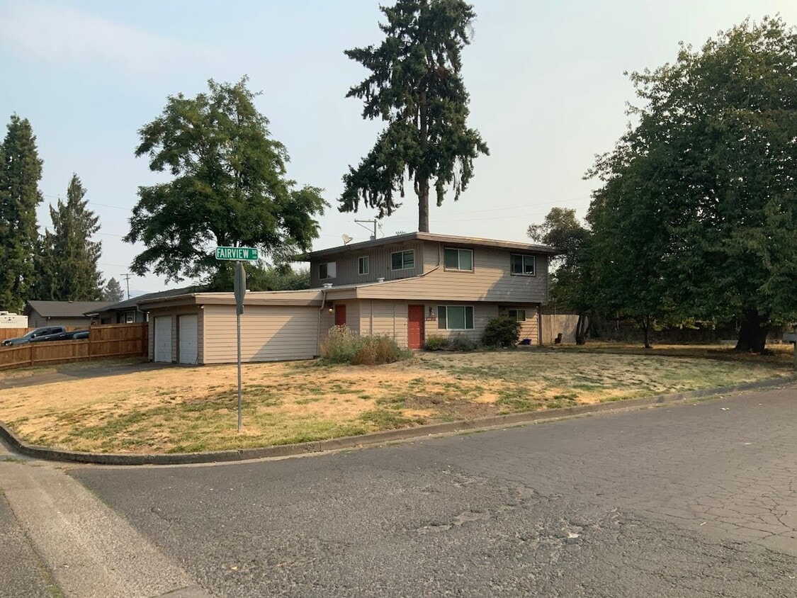 Primary Photo - 2 Bedroom Duplex Near Autzen Stadium
