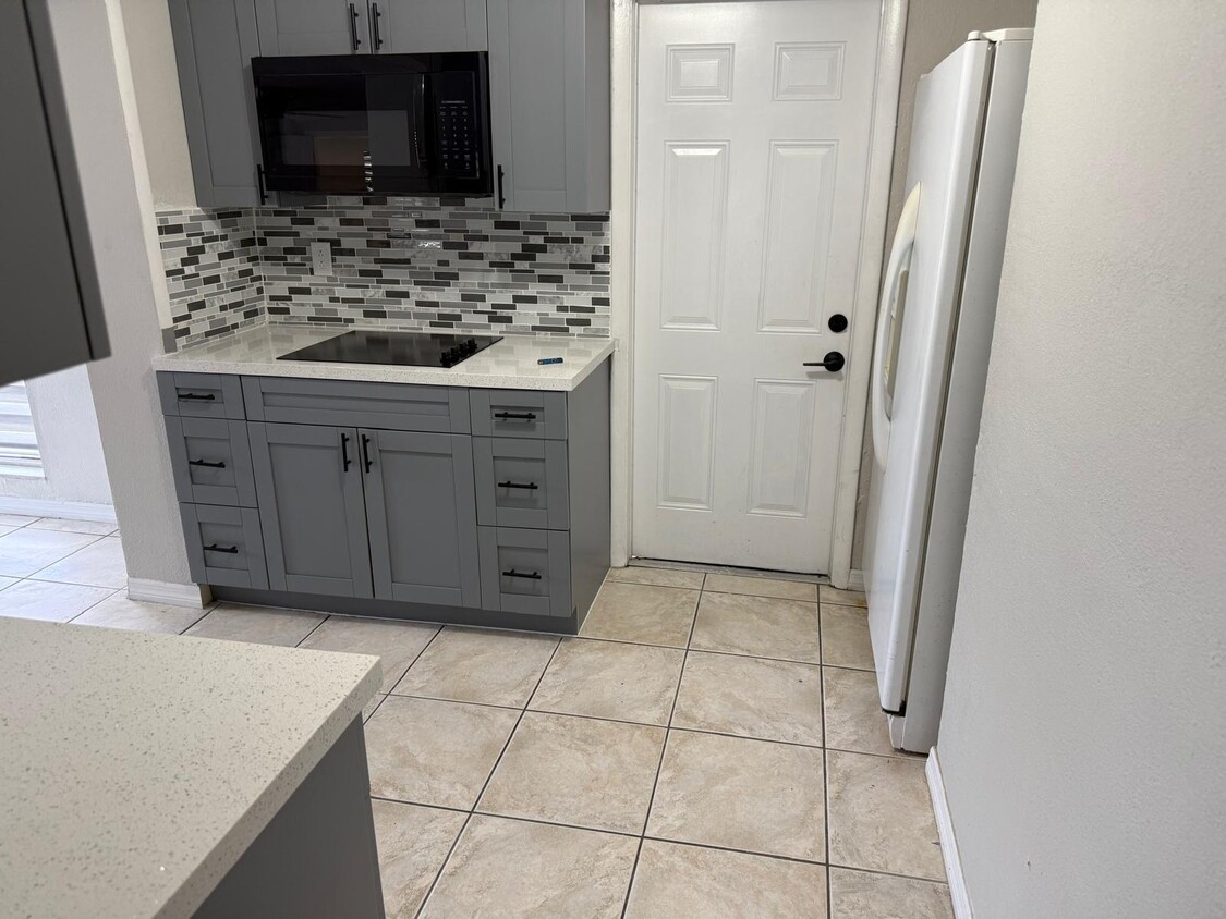 Foto principal - 3196 Normandy Dr