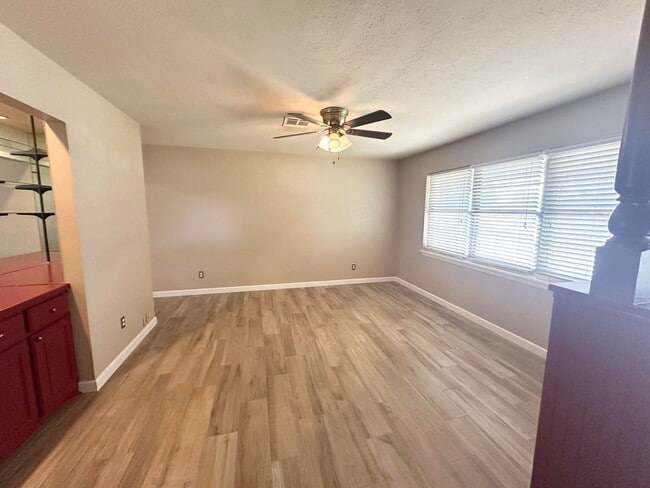 Building Photo - 3 Bed 2 Bathroom For Rent