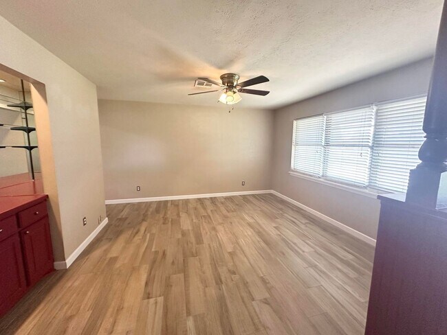 Foto del edificio - 3 Bed 2 Bathroom For Rent