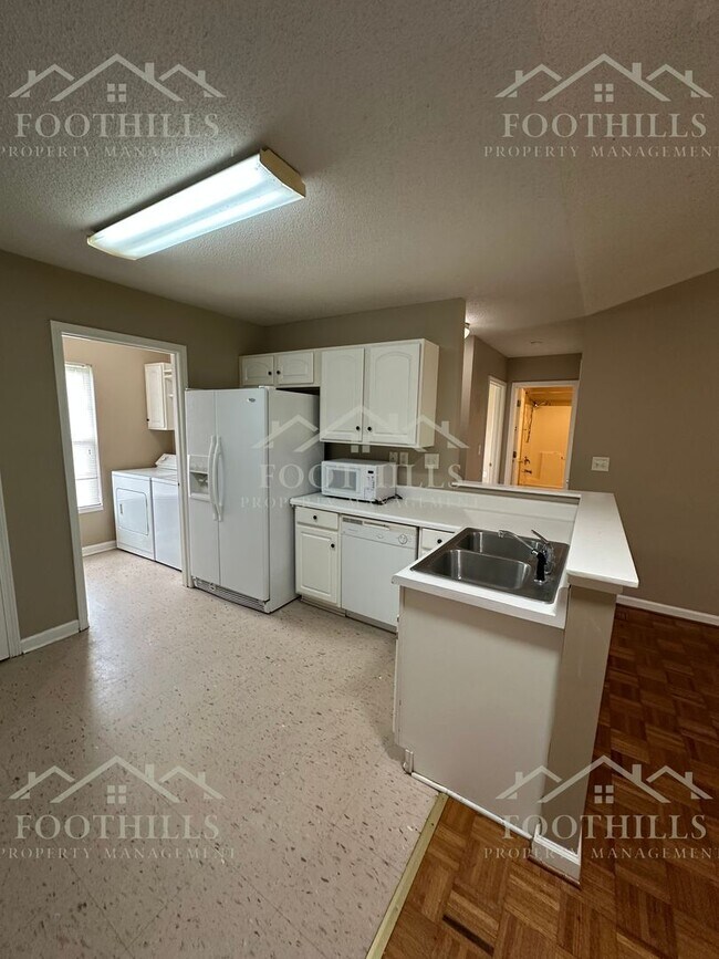 Building Photo - 1419 Oak Hill Dr