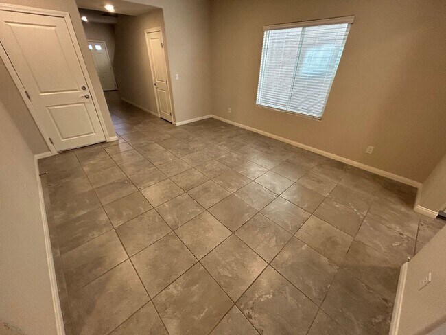 Foto del edificio - Gorgeous two-story home with 5 bedrooms and 3 bathrooms in a gated community