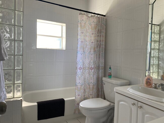 Foto del edificio - 322 NW 118th St