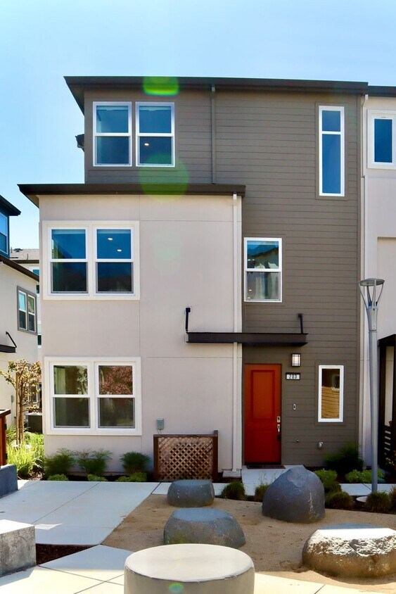 Foto principal - Gorgeous 3-story Townhome Available for Re...