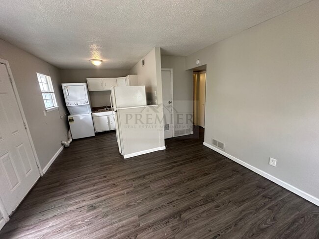 Foto del edificio - 6204 E 155th St