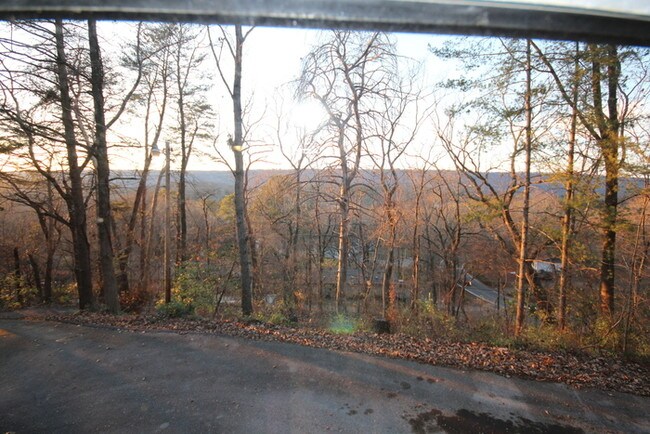 Building Photo - Move in Ready 2BR/1BA!