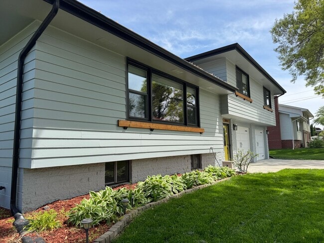 Building Photo - Stunning 4 Bed, 3 Bath Home with Backyard ...