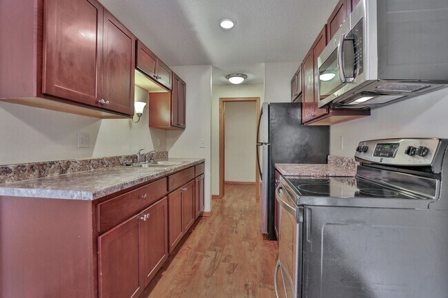 Foto del edificio - 6001-6023 E Viking Blvd