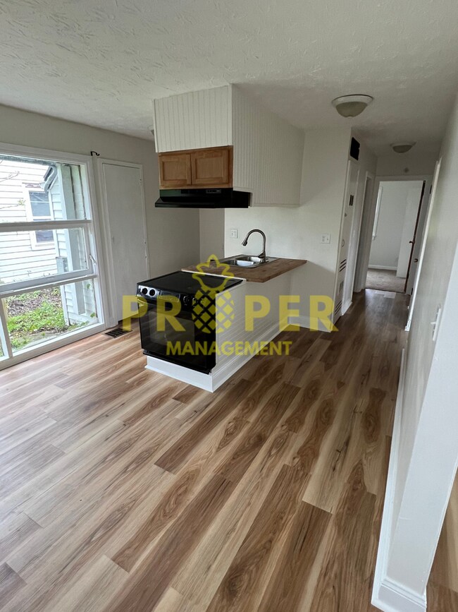 Building Photo - 4 bedroom, 1 bathroom house for rent