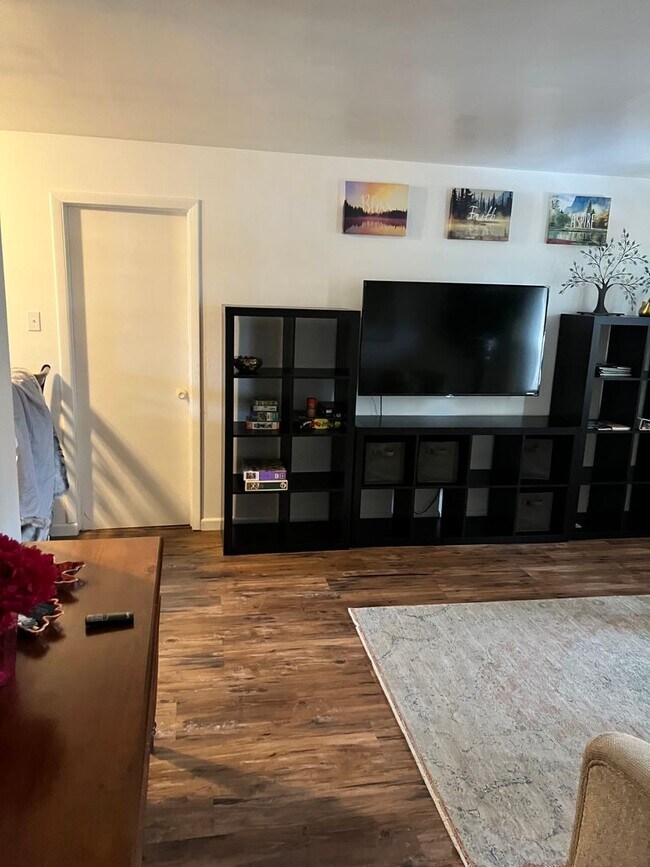 Building Photo - Unique 2bdr 1bth with off street parking a...