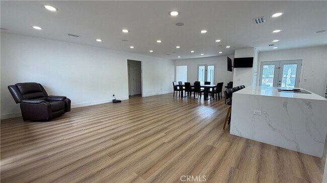 Foto del edificio - 5855 Shirley Ave