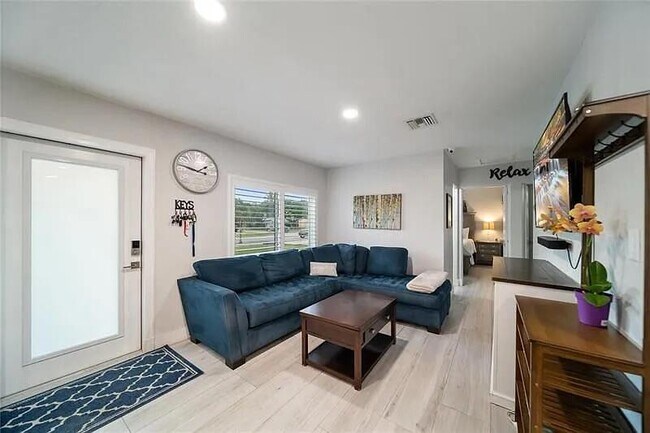 Foto del edificio - 320 NE 60th St