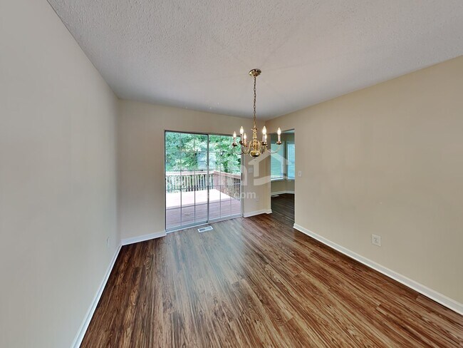 Foto del edificio - 5745 Newnan Cir