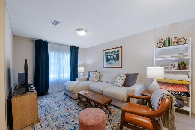 Foto del edificio - 2114 Hewitt Dr