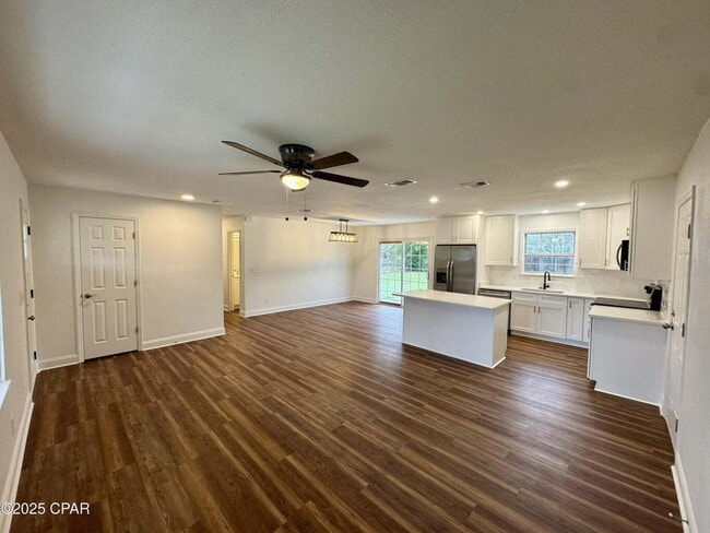 Building Photo - Must-See Property