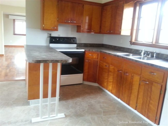 Building Photo - 3 br, 1.5 bath House - 117 Lakeside Dr