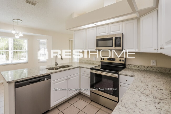 Building Photo - 8000 Glenridge Loop W