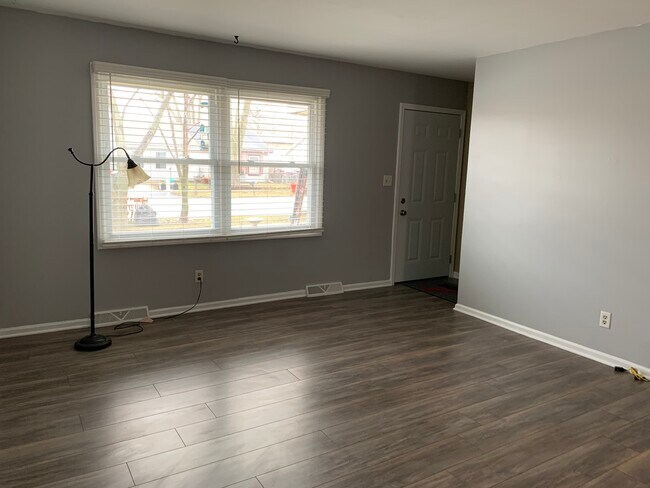 Building Photo - 209 Laurel Dr