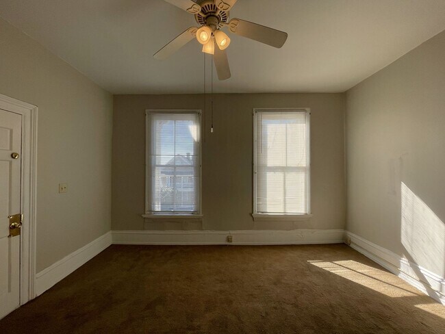 Building Photo - One Bedroom Apartment in Great Downtown Lo...