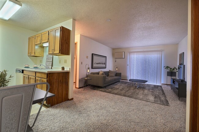 Fargo, ND Southgate Apartments | Living - Southgate