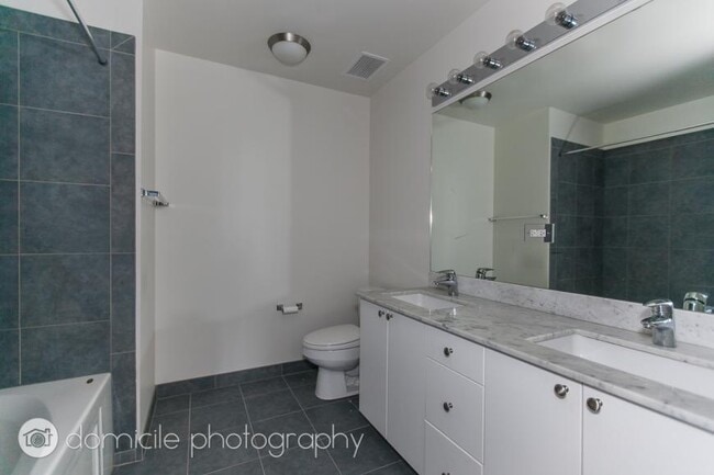 Building Photo - 2 bedroom in Chicago IL 60607