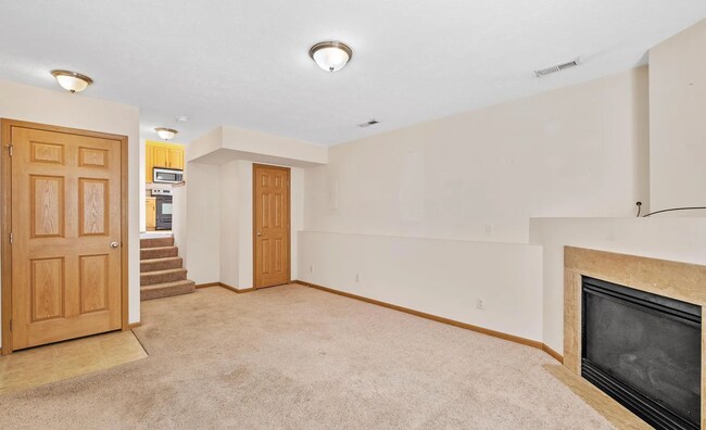 Building Photo - 3 Bedroom With Great Layout!!