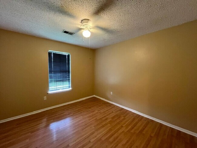 Building Photo - Renovated 3 Bedroom 1.5 Bath Home for Rent!!
