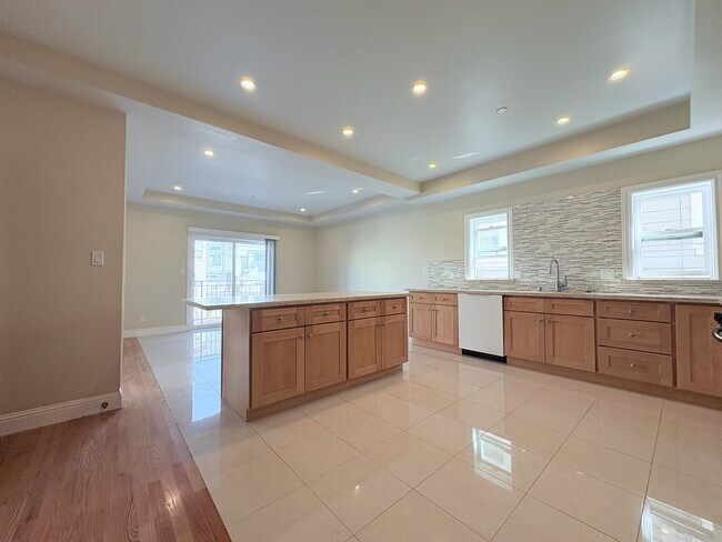 Cocina grande con isla de tamaño generoso y muchos gabinetes. - 109 Hillcrest Dr