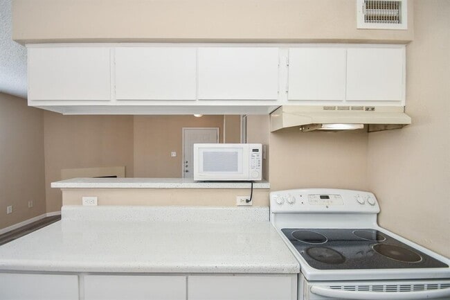 Building Photo - 2750 Holly Hall St