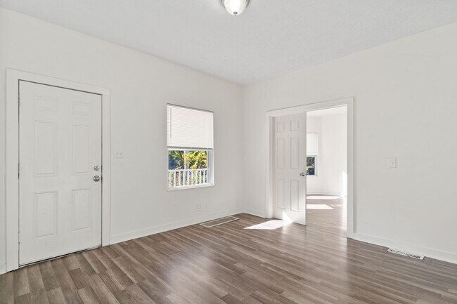 Foto del edificio - Charming 3 beds 1 bath Apartment in Cleveland!