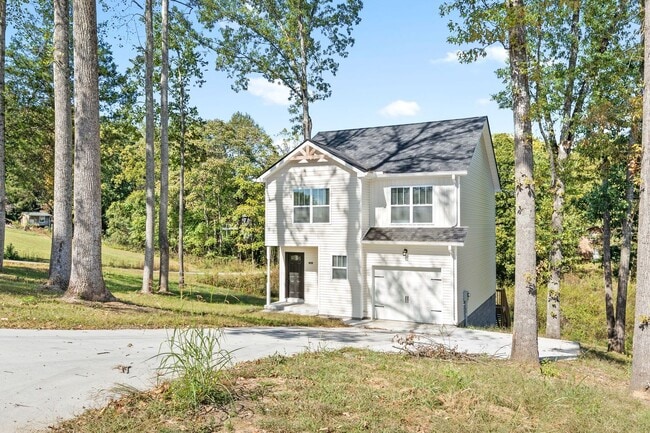 Building Photo - Pet Friendly Three Bedroom!