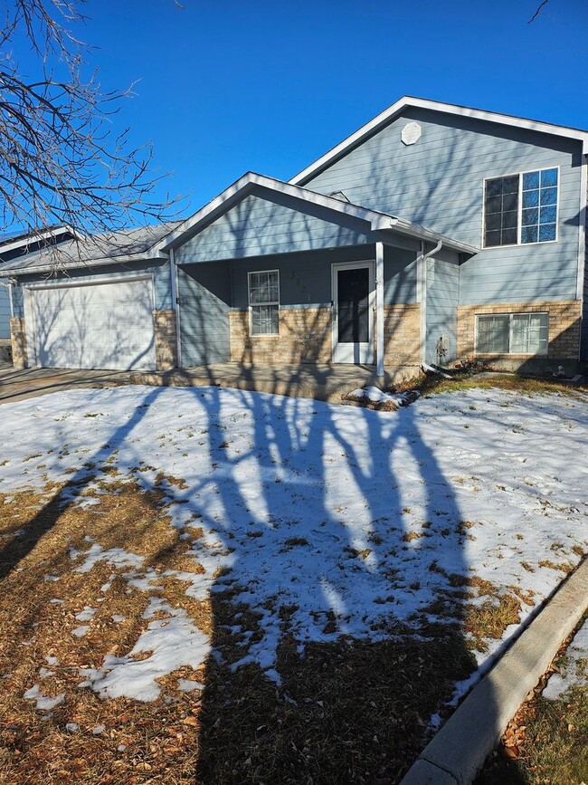 Building Photo - ALL PROSPECTIVE TENANTS MUST SUBMIT A $58 NON-REFUNDABLE APPLICATION FEE PER APPLICANT ONLINE AND...