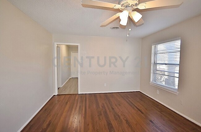 Building Photo - Nice 3/1 in Dallas For Rent!