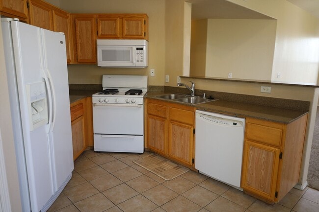 Building Photo - Lovely 3 bed 2 bath condo in wonderful location just off the 215 & Tropicana!