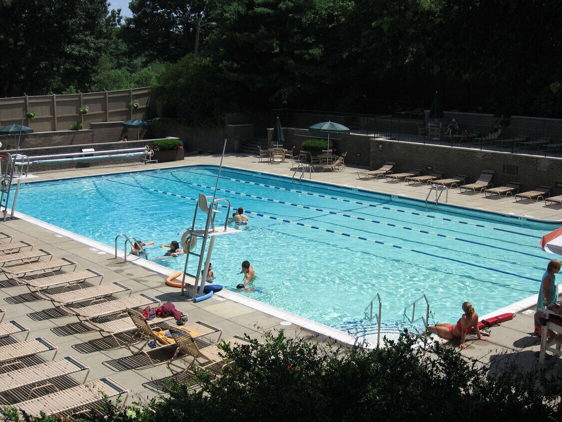 Primary Photo - Large 1bd in desirable Brook House. West f...