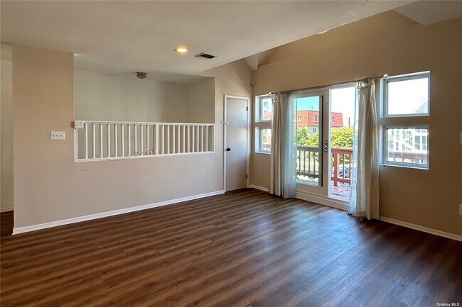 Foto del edificio - 240 E Broadway