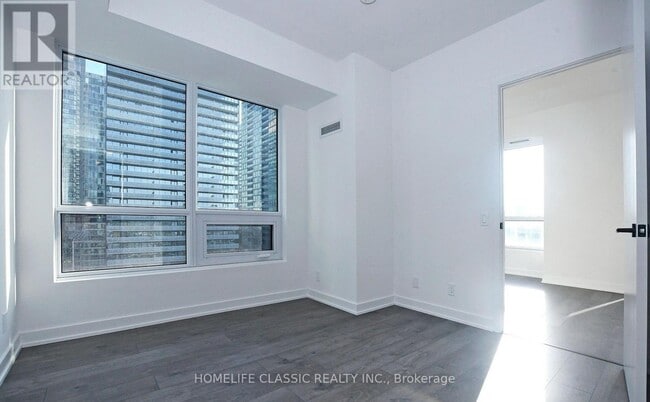 Building Photo - 108 Peter St